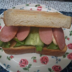 ハッシュドポテトとギョニソのバーガー